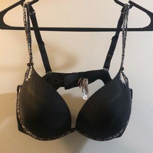 38D beautiful NWT Victoria Secret black with leopard trim Bra. Non smoking home